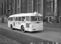 86512 Afbeelding van de Ford autobus nr. 59 (trambus, serie 56-65) van het G.E.B.R.U. voor het 3e Administratiegebouw ...